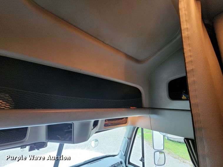 image for item JB9092 2006 Freightliner Columbia 120  semi truck