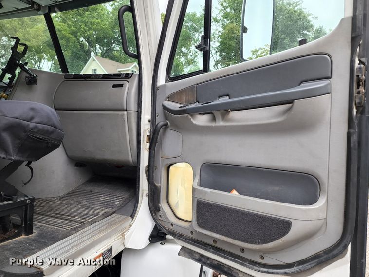 image for item JB9092 2006 Freightliner Columbia 120  semi truck