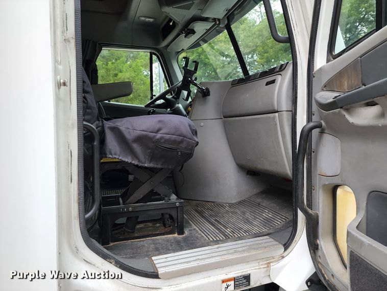 image for item JB9092 2006 Freightliner Columbia 120  semi truck