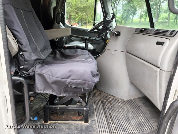 image for item JB9092 2006 Freightliner Columbia 120  semi truck