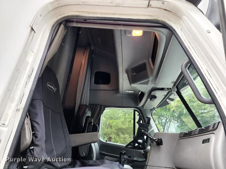 image for item JB9092 2006 Freightliner Columbia 120  semi truck