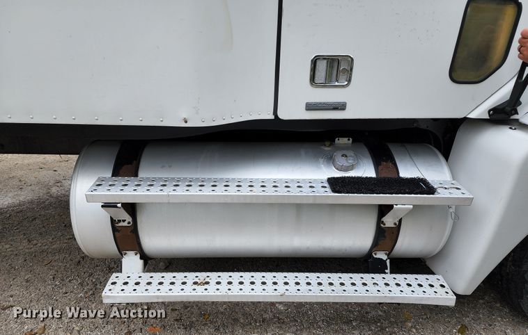 image for item JB9092 2006 Freightliner Columbia 120  semi truck