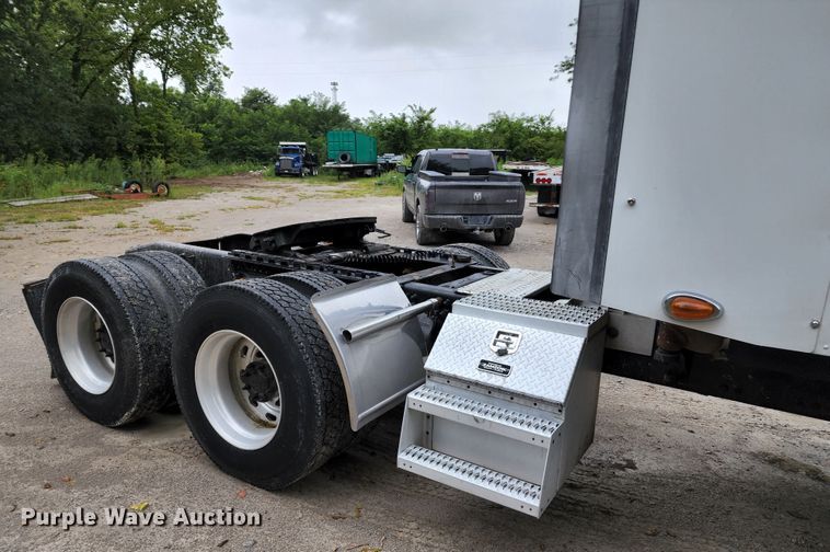 image for item JB9092 2006 Freightliner Columbia 120  semi truck