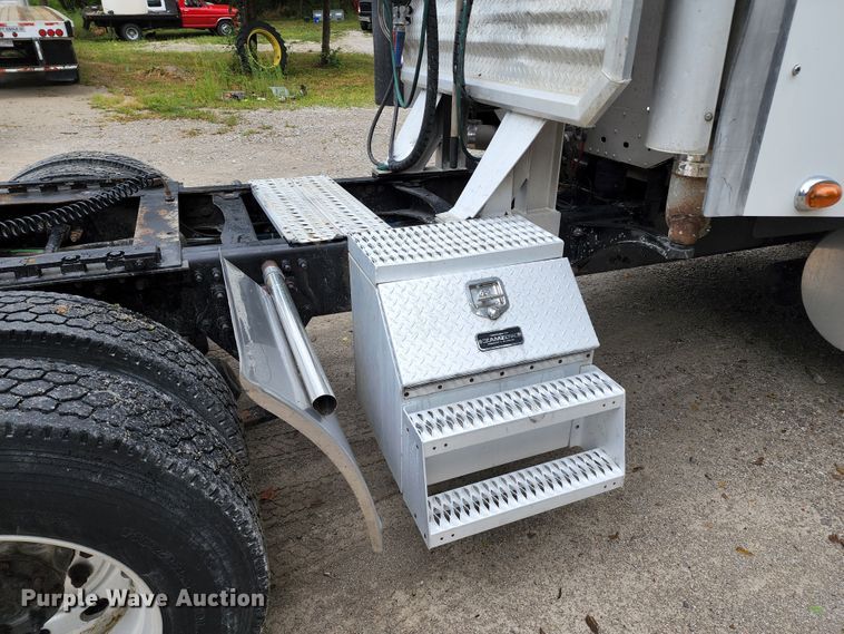 image for item JB9092 2006 Freightliner Columbia 120  semi truck