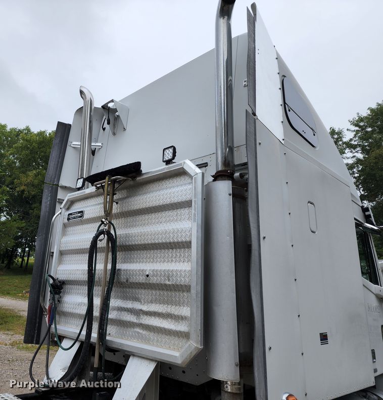 image for item JB9092 2006 Freightliner Columbia 120  semi truck