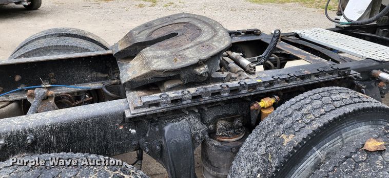 image for item JB9092 2006 Freightliner Columbia 120  semi truck