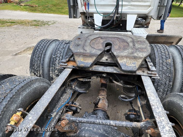 image for item JB9092 2006 Freightliner Columbia 120  semi truck