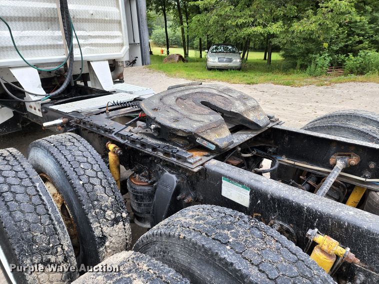 image for item JB9092 2006 Freightliner Columbia 120  semi truck