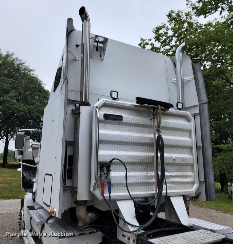 image for item JB9092 2006 Freightliner Columbia 120  semi truck