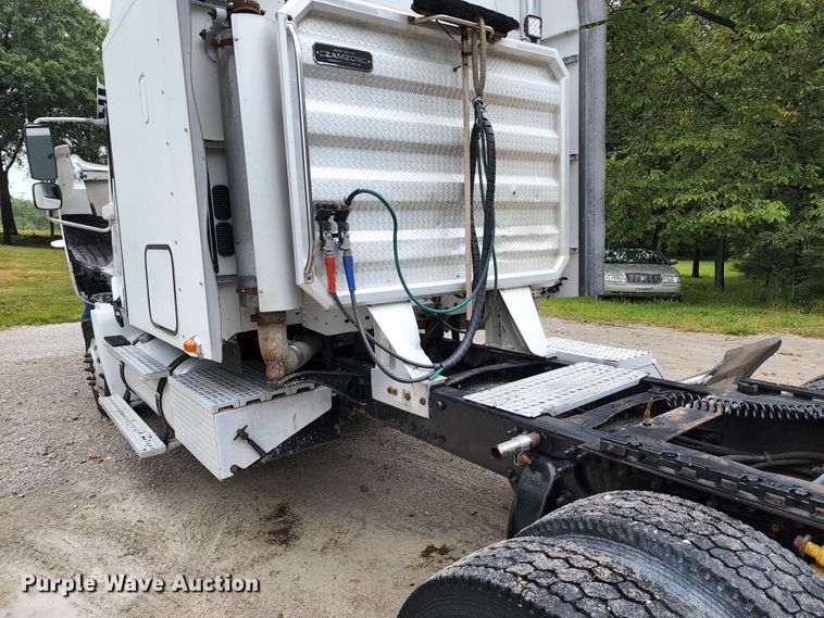 image for item JB9092 2006 Freightliner Columbia 120  semi truck