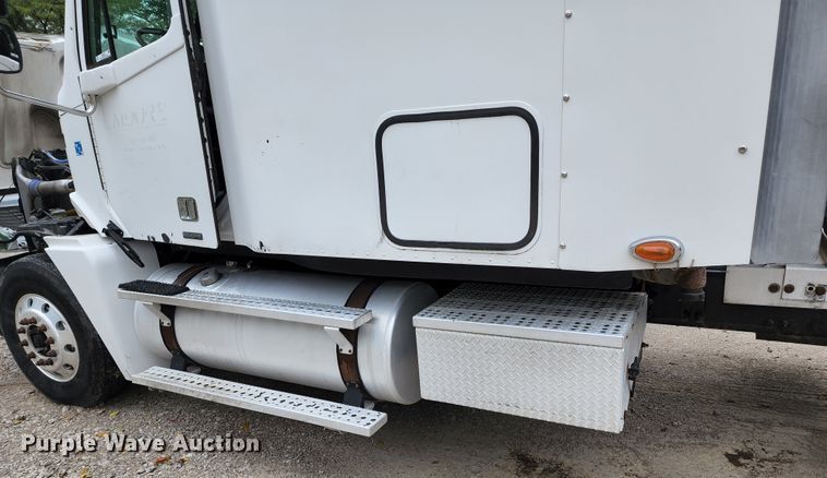 image for item JB9092 2006 Freightliner Columbia 120  semi truck