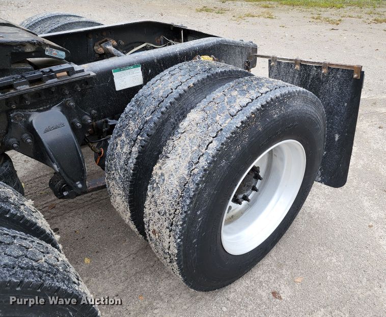 image for item JB9092 2006 Freightliner Columbia 120  semi truck