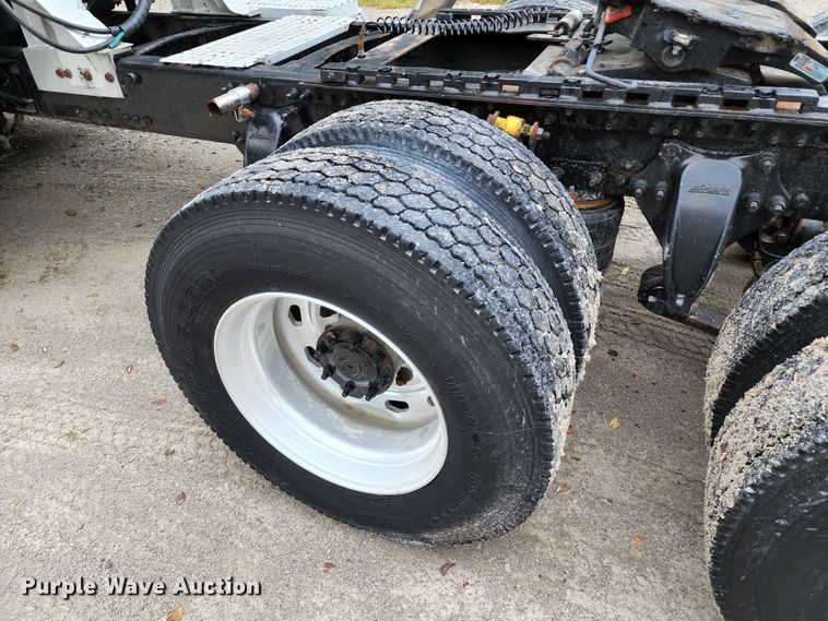 image for item JB9092 2006 Freightliner Columbia 120  semi truck