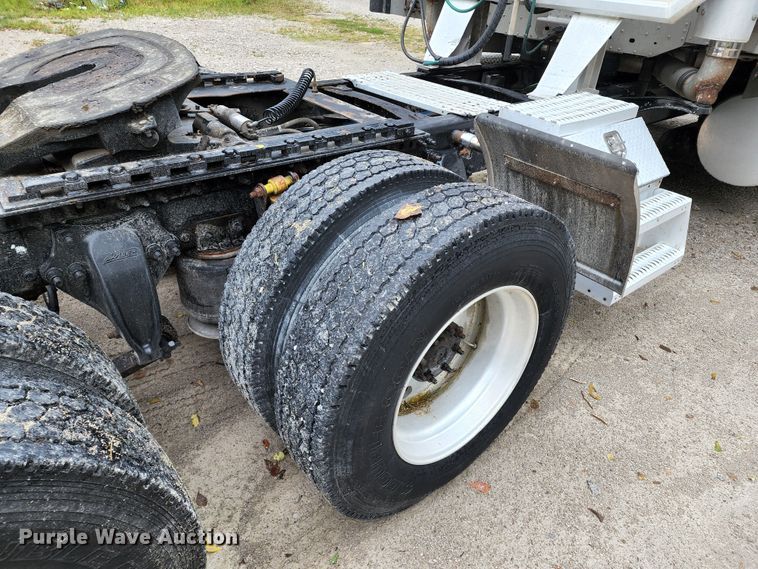 image for item JB9092 2006 Freightliner Columbia 120  semi truck