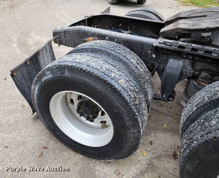 image for item JB9092 2006 Freightliner Columbia 120  semi truck