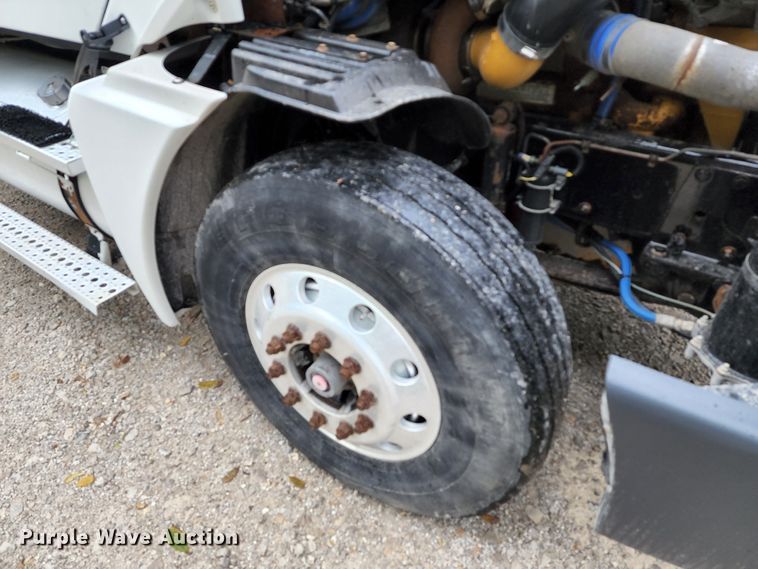 image for item JB9092 2006 Freightliner Columbia 120  semi truck