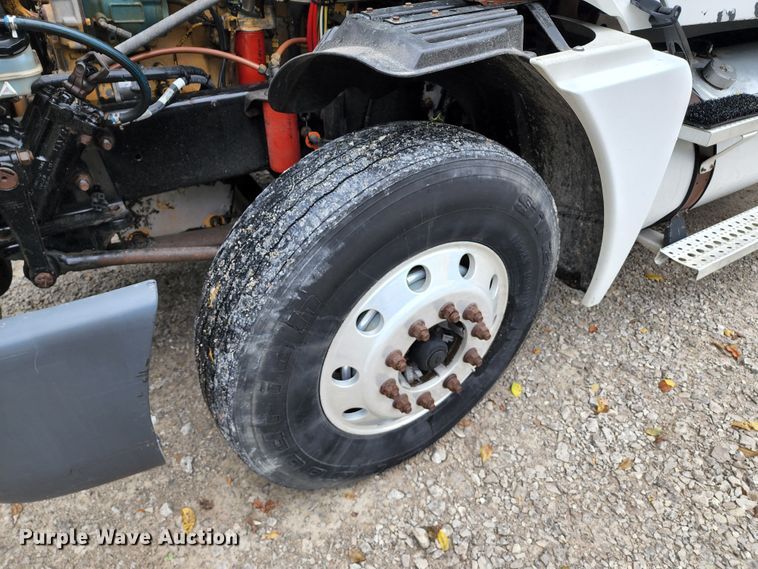 image for item JB9092 2006 Freightliner Columbia 120  semi truck