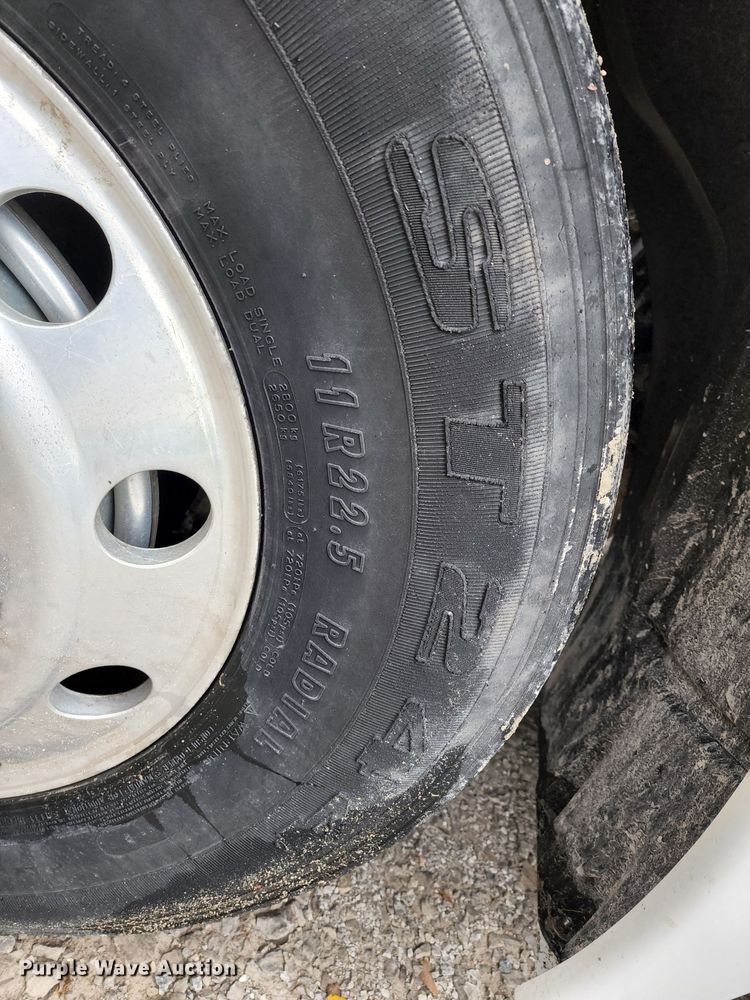 image for item JB9092 2006 Freightliner Columbia 120  semi truck