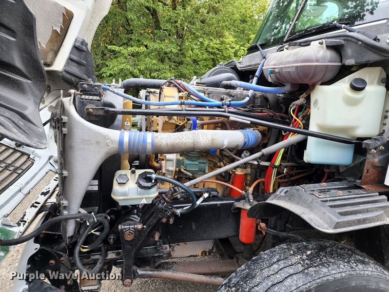 image for item JB9092 2006 Freightliner Columbia 120  semi truck