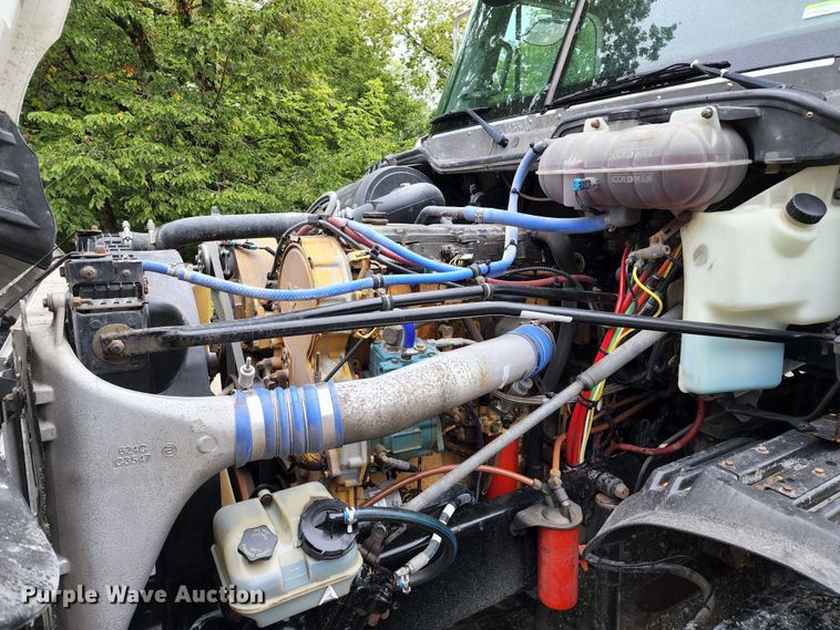 image for item JB9092 2006 Freightliner Columbia 120  semi truck