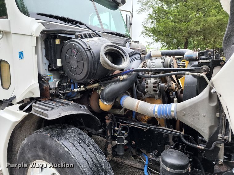 image for item JB9092 2006 Freightliner Columbia 120  semi truck