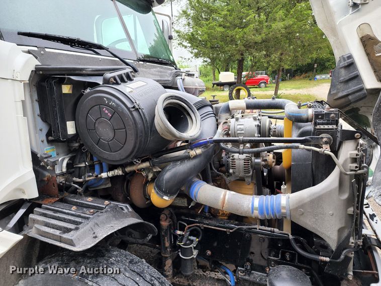 image for item JB9092 2006 Freightliner Columbia 120  semi truck