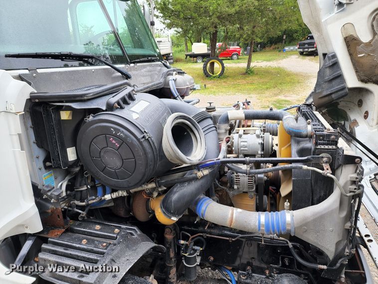 image for item JB9092 2006 Freightliner Columbia 120  semi truck