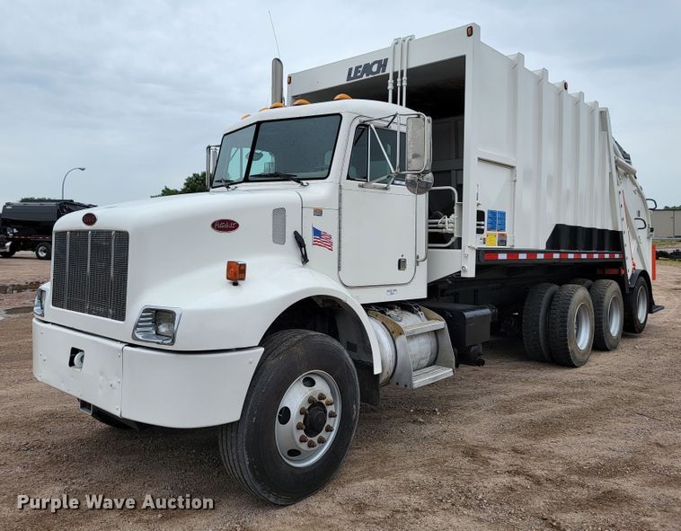 image for item JC9752 2004 Peterbilt 330  refuse truck