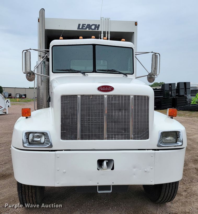 image for item JC9752 2004 Peterbilt 330  refuse truck