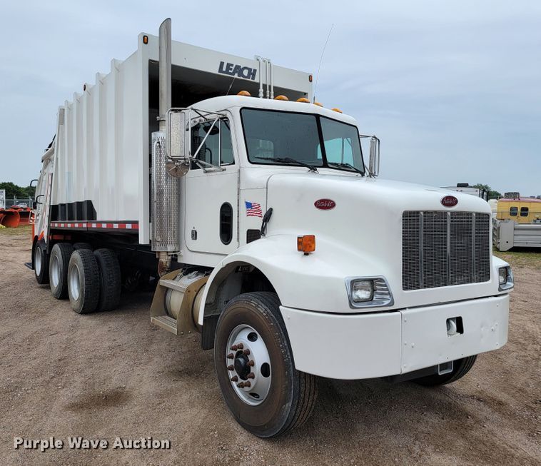 image for item JC9752 2004 Peterbilt 330  refuse truck