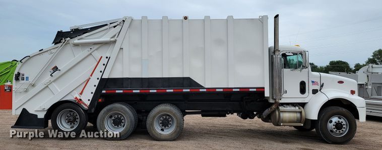 image for item JC9752 2004 Peterbilt 330  refuse truck
