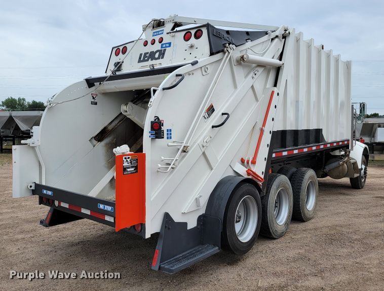 image for item JC9752 2004 Peterbilt 330  refuse truck