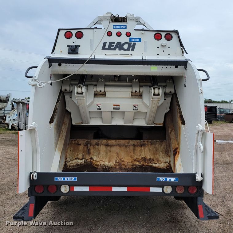 image for item JC9752 2004 Peterbilt 330  refuse truck