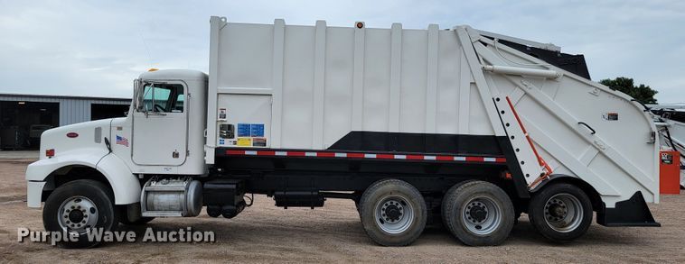 image for item JC9752 2004 Peterbilt 330  refuse truck