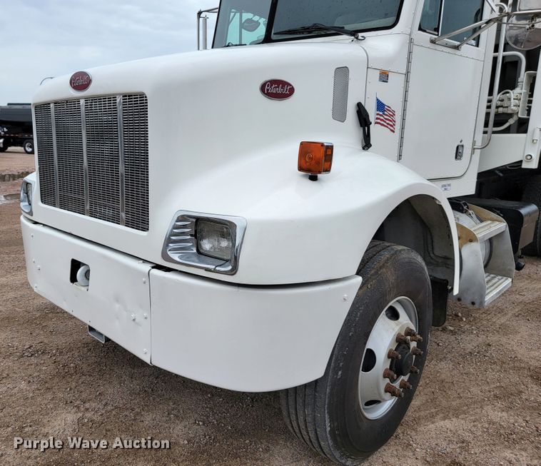 image for item JC9752 2004 Peterbilt 330  refuse truck