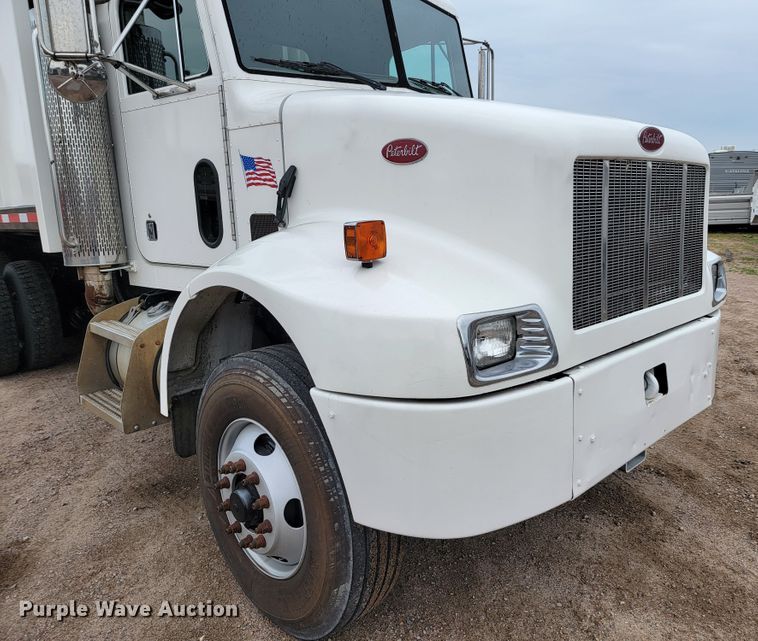 image for item JC9752 2004 Peterbilt 330  refuse truck