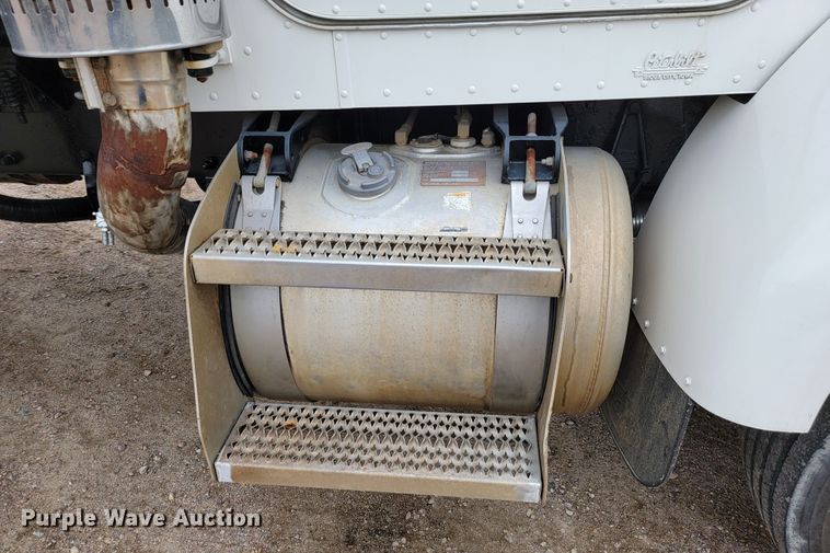 image for item JC9752 2004 Peterbilt 330  refuse truck