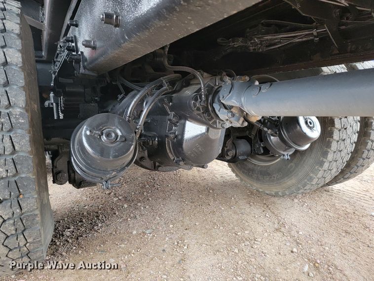 image for item JC9752 2004 Peterbilt 330  refuse truck