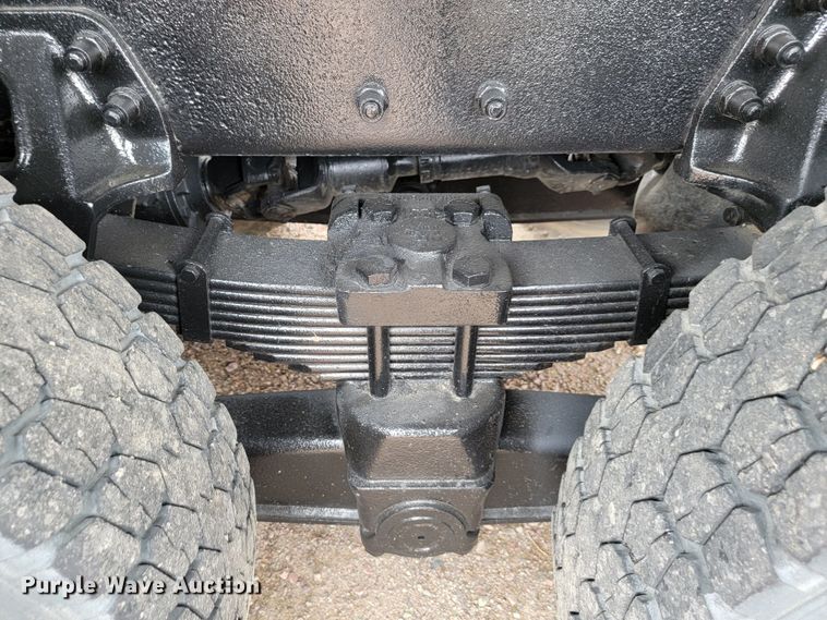 image for item JC9752 2004 Peterbilt 330  refuse truck