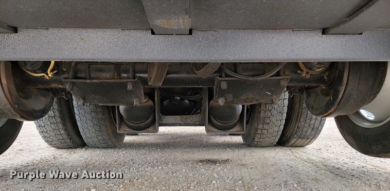 image for item JC9752 2004 Peterbilt 330  refuse truck