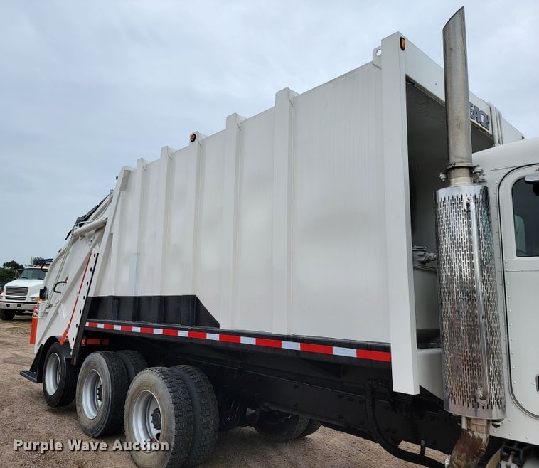image for item JC9752 2004 Peterbilt 330  refuse truck