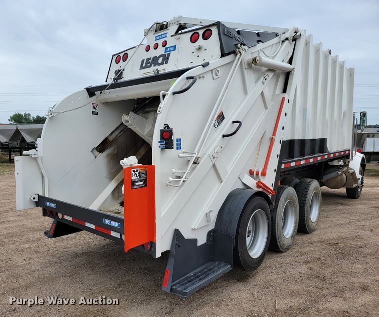 image for item JC9752 2004 Peterbilt 330  refuse truck