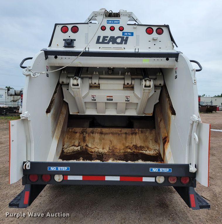 image for item JC9752 2004 Peterbilt 330  refuse truck