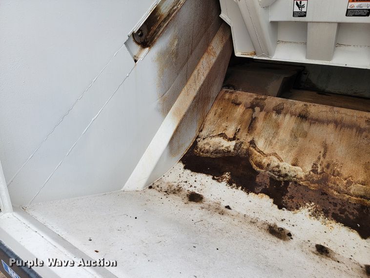 image for item JC9752 2004 Peterbilt 330  refuse truck