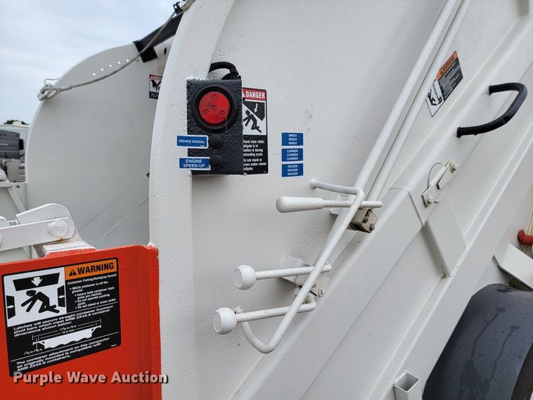 image for item JC9752 2004 Peterbilt 330  refuse truck