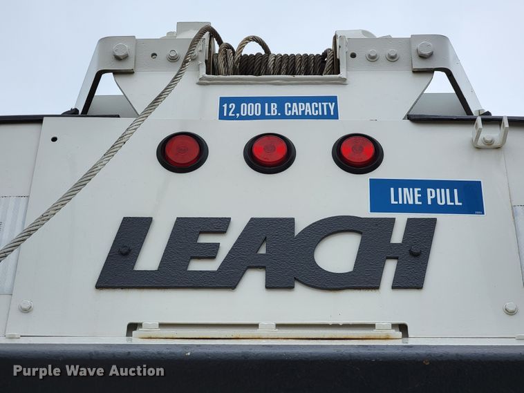 image for item JC9752 2004 Peterbilt 330  refuse truck