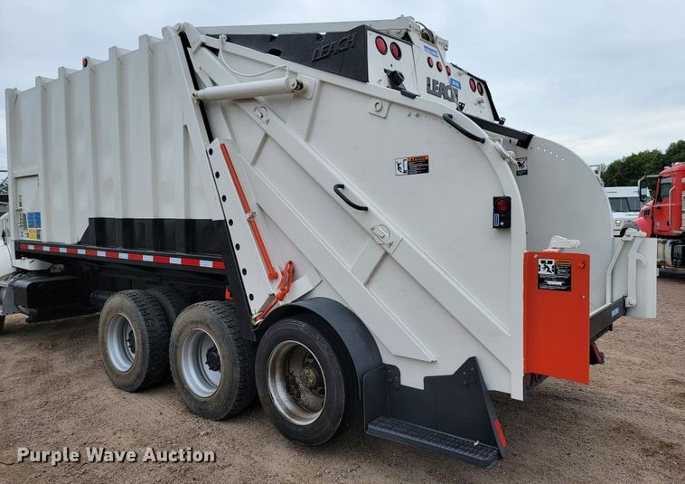 image for item JC9752 2004 Peterbilt 330  refuse truck