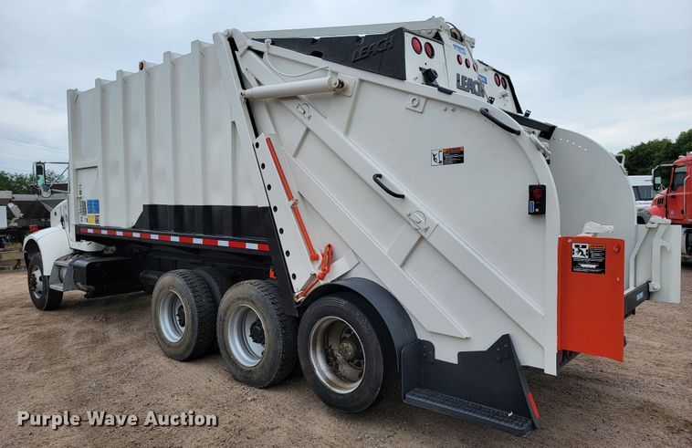 image for item JC9752 2004 Peterbilt 330  refuse truck