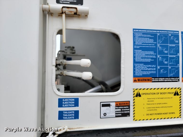 image for item JC9752 2004 Peterbilt 330  refuse truck