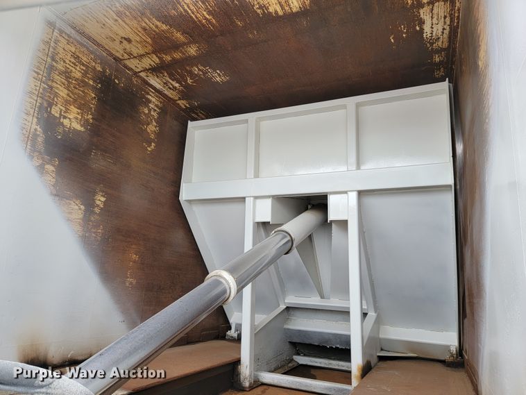 image for item JC9752 2004 Peterbilt 330  refuse truck